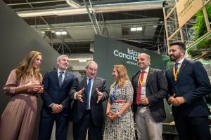 MADRID, 24/01/2024.- El presidente de Canarias, Fernando Clavijo (2i), inaugura este miércoles el pabellón de las islas en la Feria Internacional del Turismo de Madrid (Fitur), una de las referencias para un sector que este año espera superar o al menos aproximarse a sus máximos históricos en cifras de visitantes. EFE/ Fernando Villar