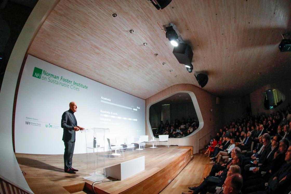 El arquitecto británico Norman Foster presenta el Programa Ciudades Sostenibles celebrado en Madrid, España, el 22 de enero de 2024. EFE/David Fernandez