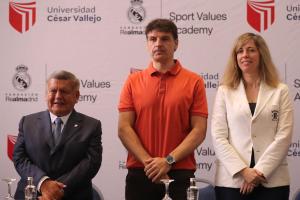De izq. a der. César Acuña, Fundador de la Universidad César Vallejo, Fernando Morientes, Embajador de la Fundación Real Madrid, y Gema Ortega, Directora de la Fundación Real Madrid participan en la presentación del convenio entre la Universidad César Vallejo y la Fundación Real Madrid, hoy en Lima (Perú). EFE/ Paolo Aguilar
