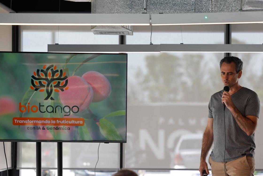 Personas participan en El Basque Culinary Center (BCC) que celebra este jueves la última etapa - previa a la gran final en San Sebastián (España) - de su programa de emprendimiento internacional en tecnología de alimentación 'Culinary Action! On the Road', en Buenos Aires (Argentina).