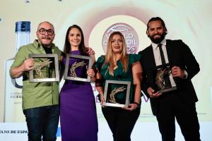 Los ganadores del premio del World Olive Oil Awards, Xano Saguer (i), Ana Lucía Mendoza (2i), Ericka Ostos (2d) e Isaac Herrera (d) posan en Ciudad de México (México). EFE/José Méndez