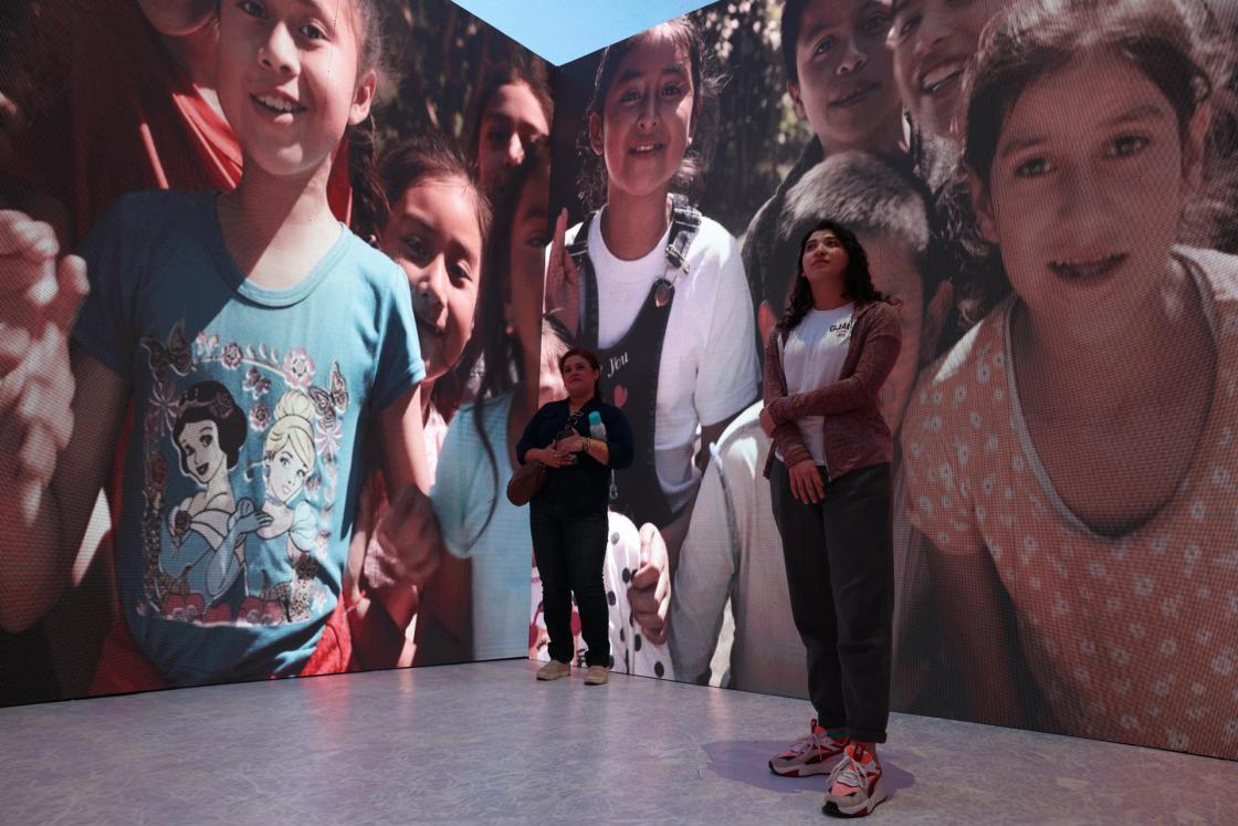 Visitantes recorren las instalaciones del segundo campamento de nutrimoviles del programa social privado "Guatemaltecos por la Nutrición", este sábado en la Ciudad de Guatemala (Guatemala). EFE/ Mariano Macz