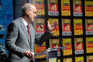 GRAFCAT9887. BARCELONA, 15/02/2024.- El director general de Sabor del Año, Jordi Bové, durante el acto de entrega de los premios Sabor del Año 2024, unos galardones que han reconocido la calidad de más de ochenta productos alimentarios de venta al por menor y de restauración y que paulatinamente introducirá criterios de sostenibilidad, y que se han entregado este jueves en Barcelona. EFE/Marta Pérez