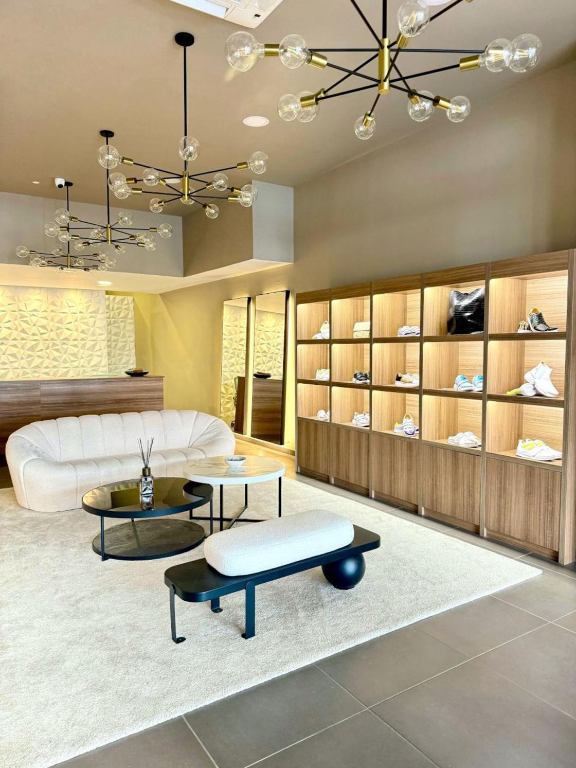 Pie de foto: Tienda en Av. Constitució, Casteldefels, Barcelona.Autor: Vitti Urban Shoes