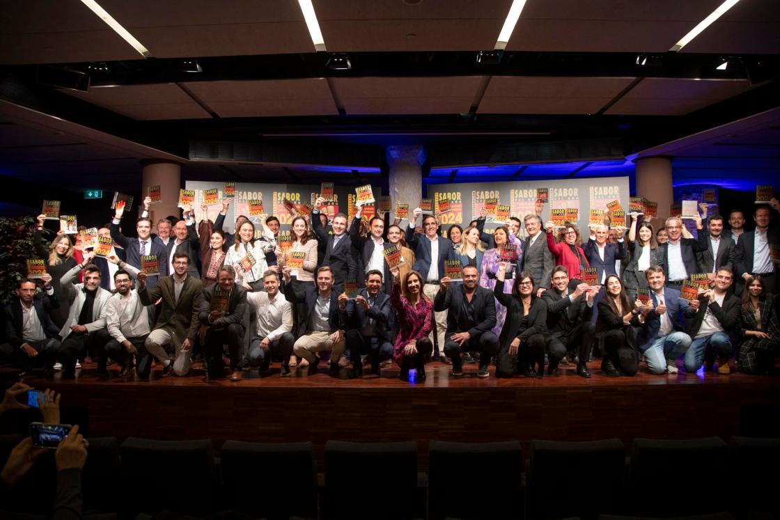 GRAFCAT9886. BARCELONA, 15/02/2024.- Foto de familia de los premiados en la entrega de los premios Sabor del Año 2024, unos galardones que han reconocido la calidad de más de ochenta productos alimentarios de venta al por menor y de restauración y que paulatinamente introducirá criterios de sostenibilidad, y que se han entregado este jueves en Barcelona. EFE/Marta Pérez