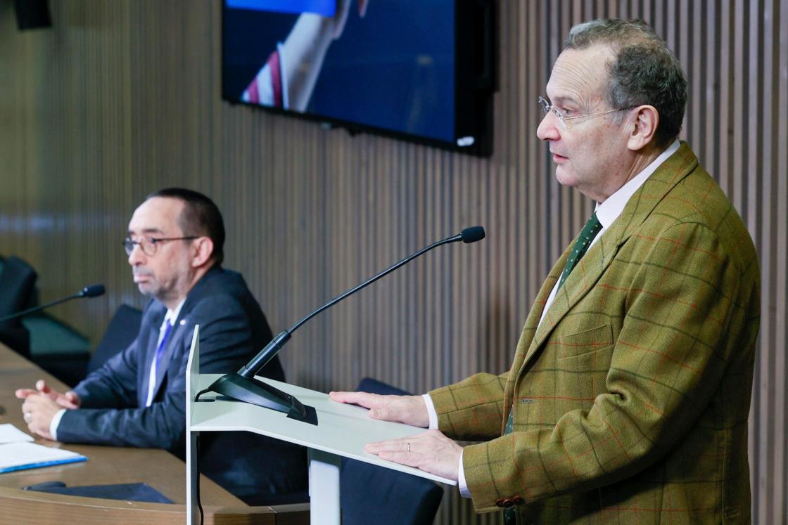 LOGROÑO 27/02/2024.- El rector de UNIR José María Vázquez (d) y el director del Instituto de Investigación, Innovación y Tecnologías Educativas (UNIR iTED) y vicerrector de Proyectos Internacionales de UNIR, editor principal de la Declaración, Daniel Burgos(i) en la presentación de la 'Declaración UNIR para un uso ético de la Inteligencia Artificial en Educación Superior', este miercoles en la sede de UNIR en Logroño.- EFE/Raquel Manzanares