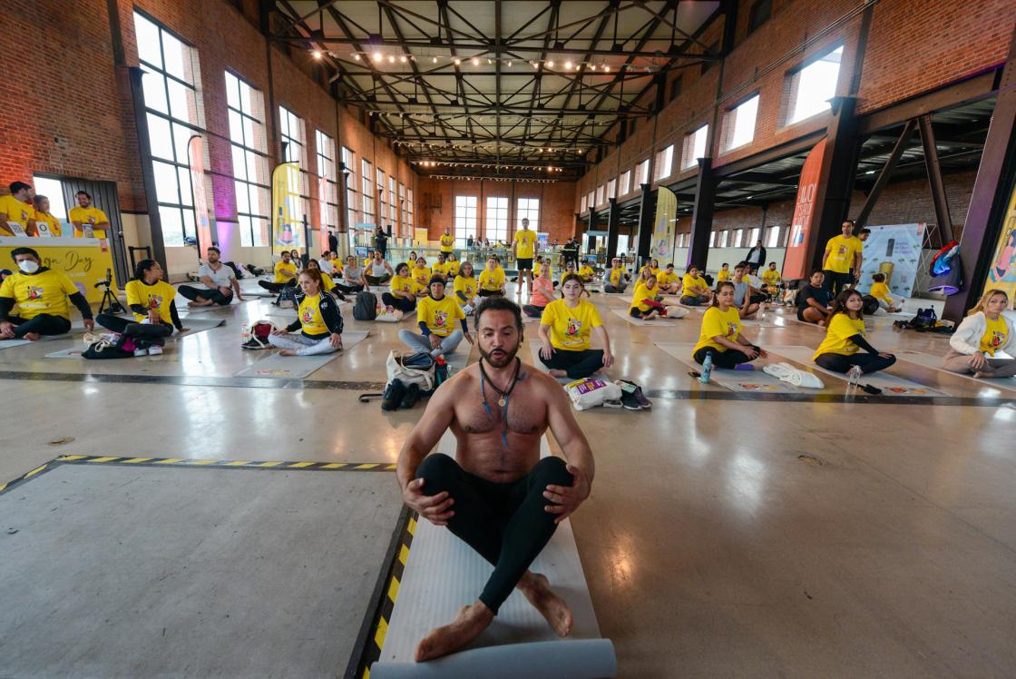 El maestro argentino Alejandro Maldonado (c), imparte una clase de yoga en el ‘Olive Oil Yoga Day’, celebrado este sábado en la Ciudad de México (México). EFE/Javier Lira