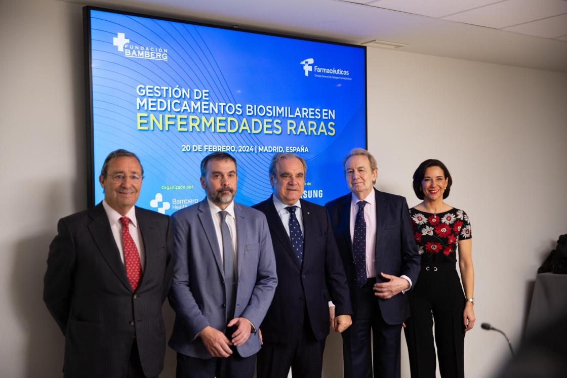 De izquierda a derecha, el médico y exalcalde de Torrelodones (Madrid) Mario Mingo; el director general de Asistencia Sanitaria del Servicio Gallego de Salud, Jorge Aboal; el presidente del Consejo General de Colegios Farmacéuticos de España, Jesús Aguilar; el presidente de la Fundación Bamberg, Ignacio Para, y la secretaria general del Consejo General de Colegios Farmacéuticos de España, Raquel Martínez, durante el evento 'Gestión de medicamentos biosimilares en enfermedades raras', celebrado en Madrid.EFE/BAMBERG HEALTH/IMAGEN CEDIDA/CRÉDITO OBLIGATORIO 