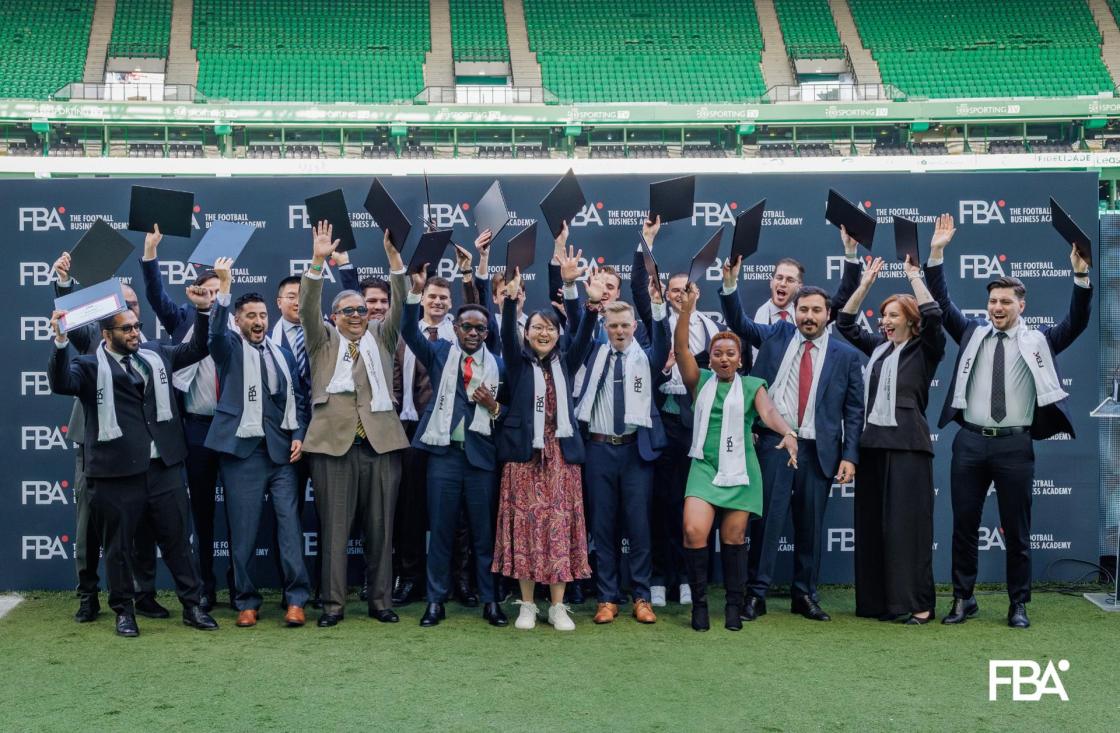 Graduados de la academia The Football Business Academy (FBA), en la promoción duodécima edición de su Máster Profesional en Negocios del Fútbol, que, en total, lleva más de 300 alumnos graduados provenientes de más de 70 países. EFE/FBA/IMAGEN CEDIDA/CRÉDITO OBLIGATORIO