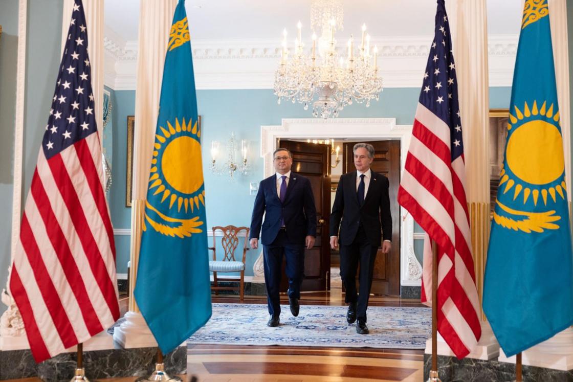 Washington, 27/03/2024.- El Secretario de Estado de EE.UU., Antony J. Blinken (D), y el viceprimer Ministro-Ministro de Exteriores de Kazajistán, Murat Nurtleu (I), se reunieron en Washington el martes por la tarde para conversaciones destinadas a reforzar la asociación EE.UU.-Kazajistán y su compromiso mutuo para avanzar en lazos económicos y de seguridad. EFE/U.S. Department of State  - SOLO USO EDITORIAL/SOLO DISPONIBLE PARA ILUSTRAR LA NOTICIA QUE ACOMPAÑA (CRÉDITO OBLIGATORIO) -