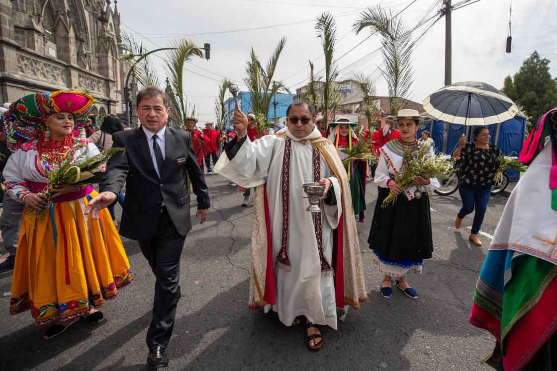 Un sacerdote oficia una procesión del Domingo de Ramos en Quito (Ecuador). EFE/ José Jácome