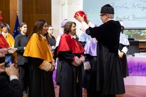 GRAFCAN6178. LAS PALMAS DE GRAN CANARIA (ESPAÑA), 05/03/2024.- La Universidad de Las Palmas de Gran Canaria ha investido este mertes doctoras honoris causa en vísperas del Día de la Mujer a once personalidades femeninas del ámbito de la cultura, la música, la academia y la política internacional: Ameenah Gurib-Fakim, Antonia Trichopoulou, Elena Acosta, Emilia de los Reyes, Irina Bokova, María Blasco, María Dolores Castro, Ouided Bouchamaoui, Rosalía Arteaga, Silvia Zanuy,Teresa Anguera y Teresa Freixes, a las que se sumarán a lo largo del año Bárbara Hendricks. En la imagen, el rector de la ULPGC, Lluis Serra, coloca el birrete de doctora a Rosalía Arteaga, primera mujer presidenta de Ecuador (c, toga roja), en presencia de la tunecina Ouided Bouchamaoui, Premio Nobel de la Paz en 2015 (i, toga amarilla). EFE/Quique Curbelo