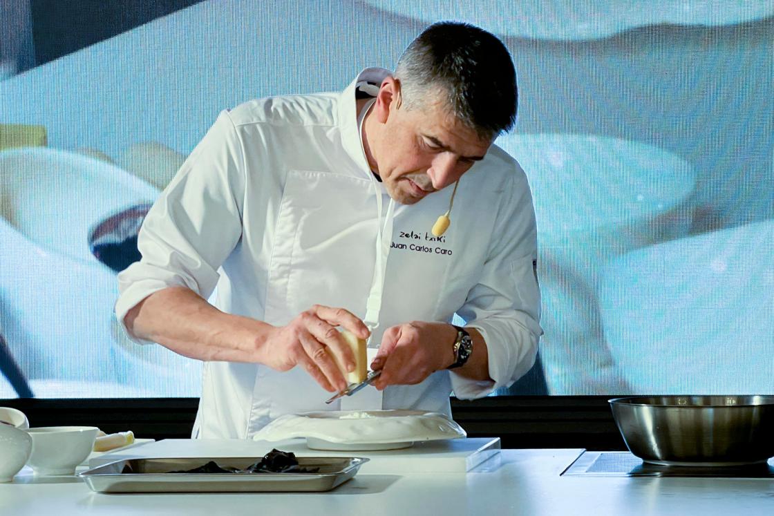 KACHRETI (GEORGIA), 02/03/2024.- El famoso cocinero del restaurante Zelai Txiki (San Sebastián), Juan Carlos Caro,  impartió una máster-class en una jornada de fusión gastronómica que un grupo de chefs vascos protagonizó este sábado en el este de Georgia, una iniciativa del Basque Culinary Center que contó con la presencia de más de 250 invitados. EFE/Misha Vignanski
