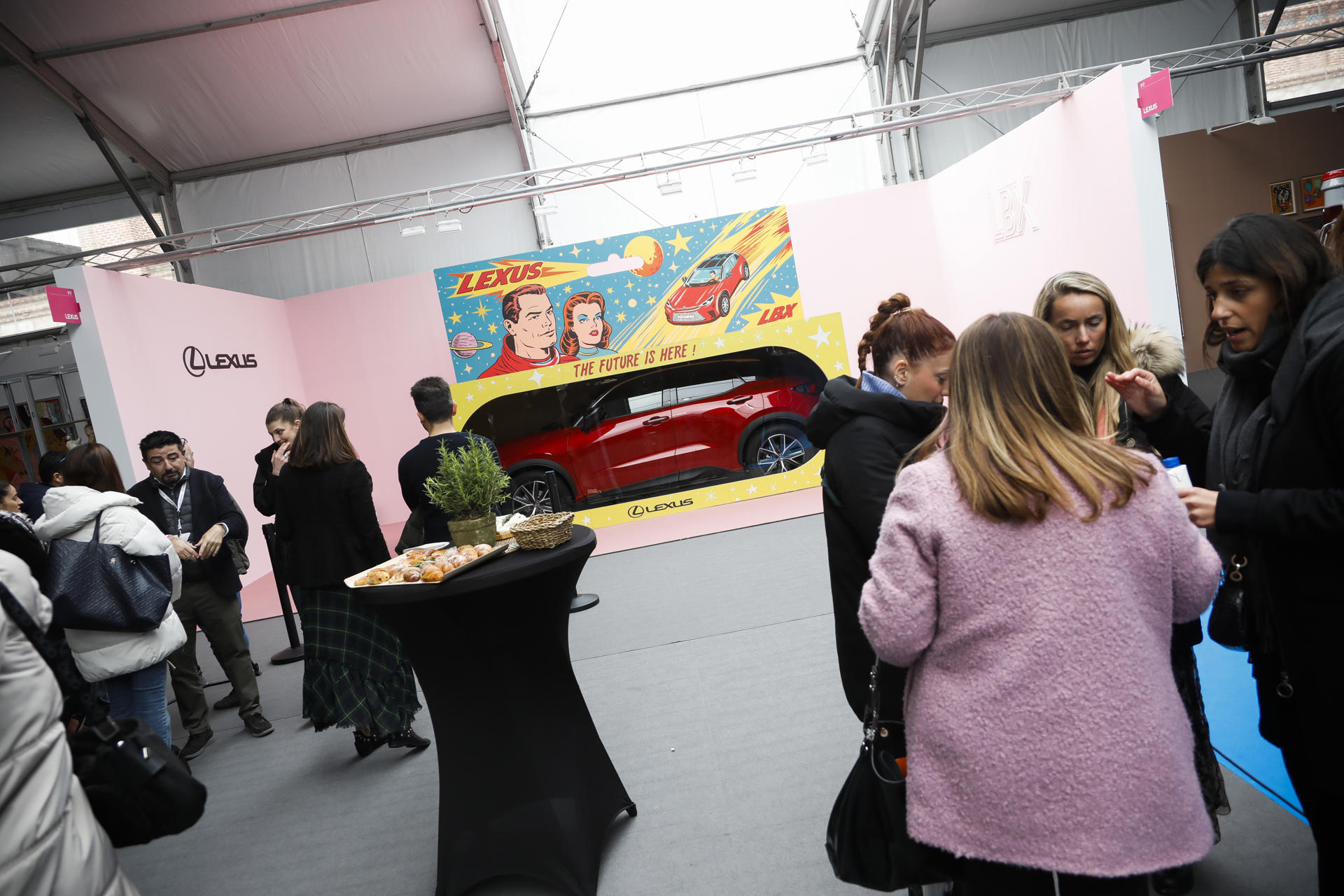 MADRID, 08 Marzo 2024 (EFE). Vista de la obra del artista Sergio Mora, en la feria URVANITY, que se celebra en el recinto de Matadero, en Madrid, hoy, 08 de marzo de 2024. EFE/David Fernández