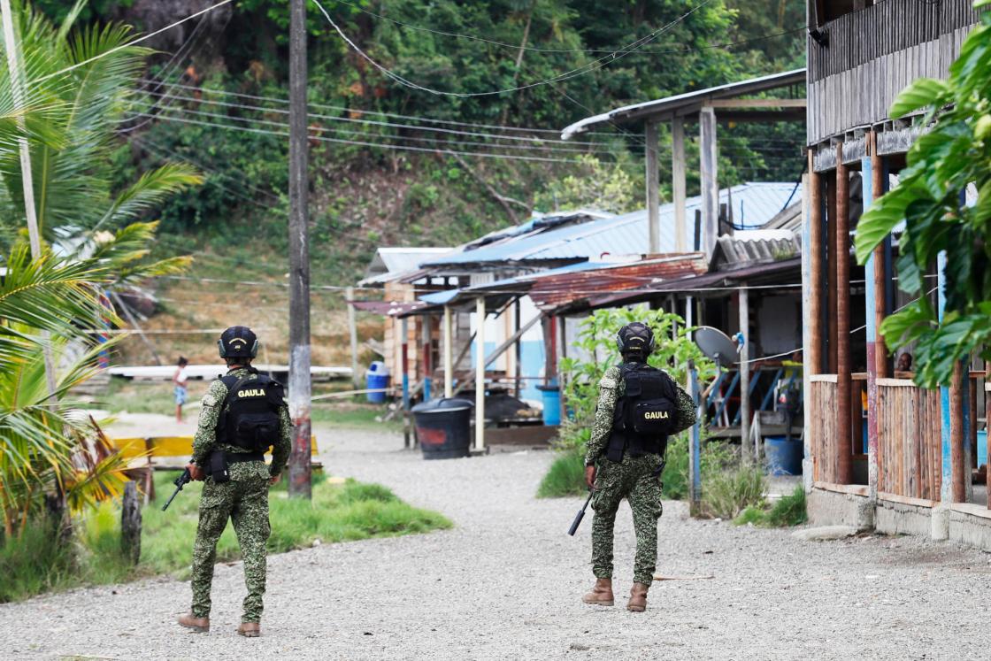 Integrantes del Ejército colombiano patrullan, en La Plata (Colombia). EFE/ Carlos Ortega