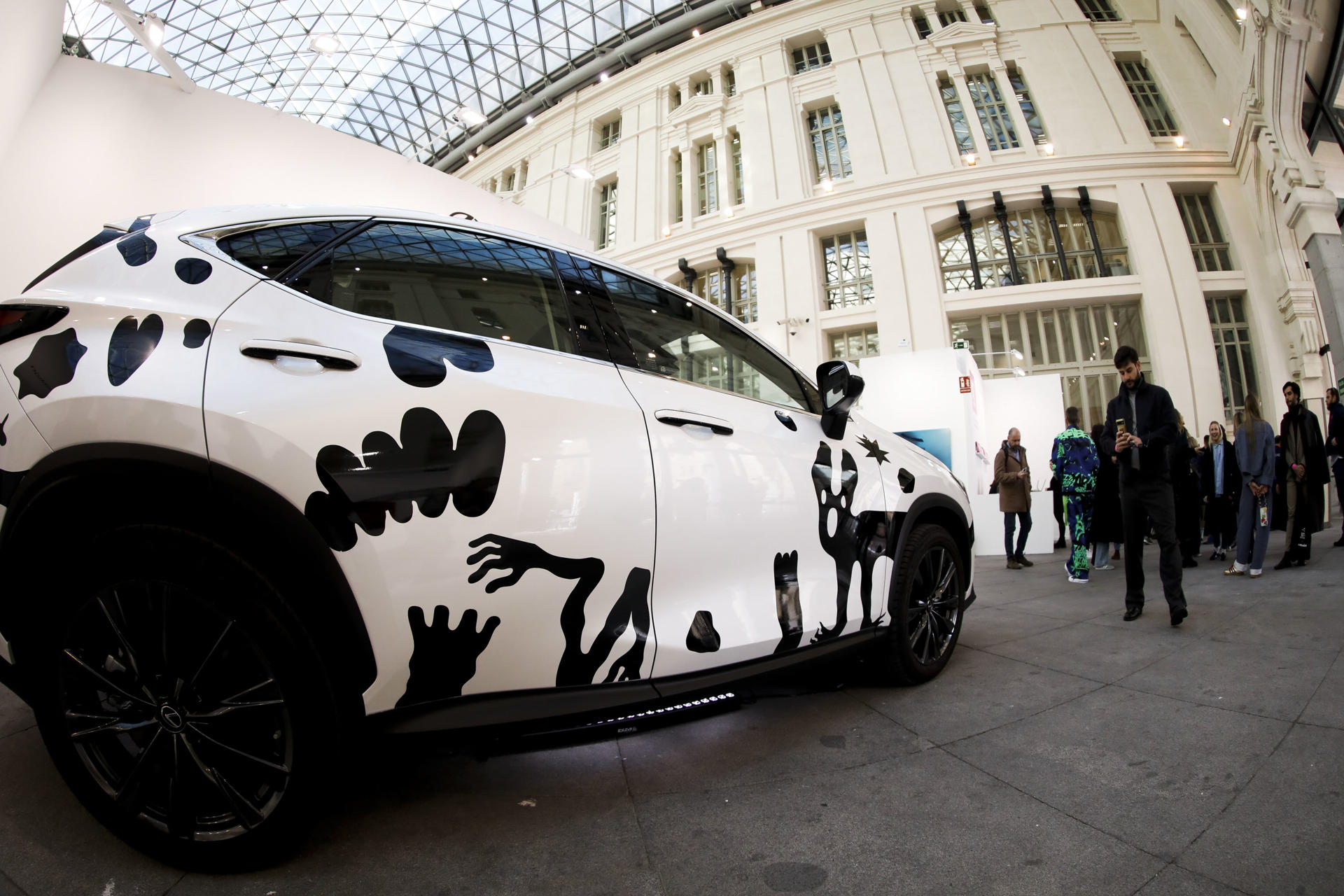 MADRID, 07/03/2024.- Vista del modelo de Lexus que se exhibe en la feria Art Madrid, en la Galería de Cristal del Ayuntamiento de Madrid en la Plaza de Cibeles este jueves.- EFE/David Fernández