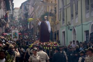 Feligreses asisten a la procesión del Domingo de Ramos en Quito (Ecuador). EFE/ José Jácome