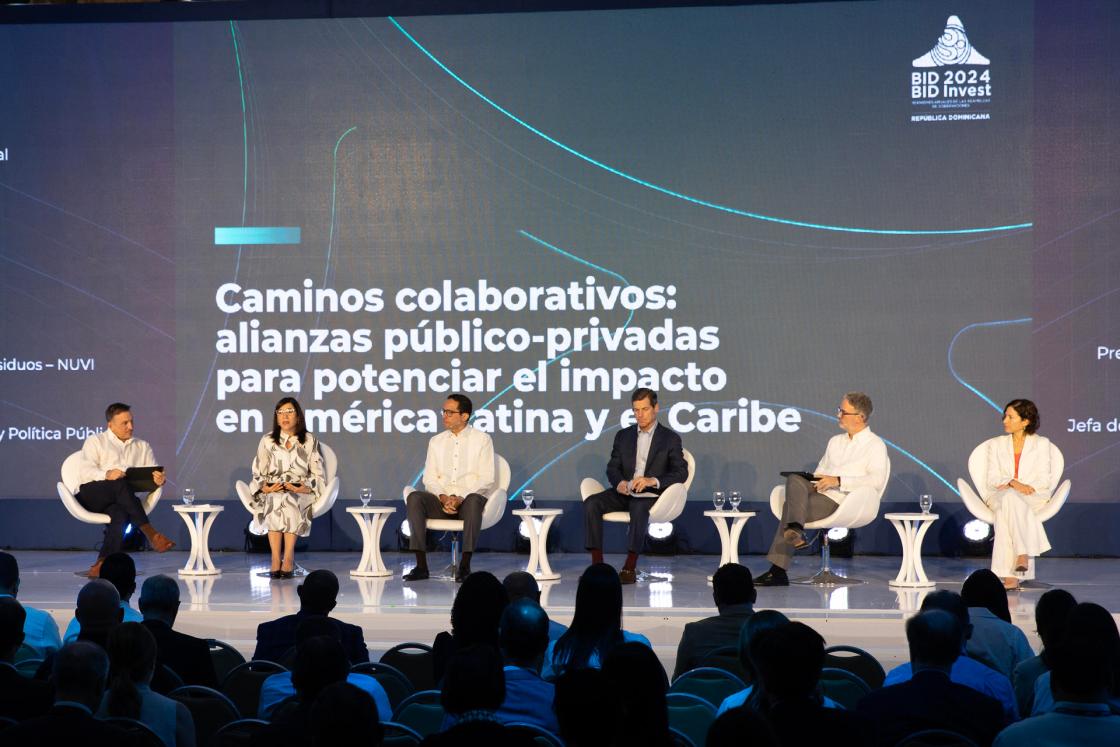 Expertos participan en el seminario Trazando Caminos Colaborativos: Alianzas Público-Privadas para Potenciar el Impacto en América Latina y el Caribe, durante el Foro Empresarial de la asamblea anual del BID, este viernes en Punta Cana (República Dominicana). EFE/Orlando Barría