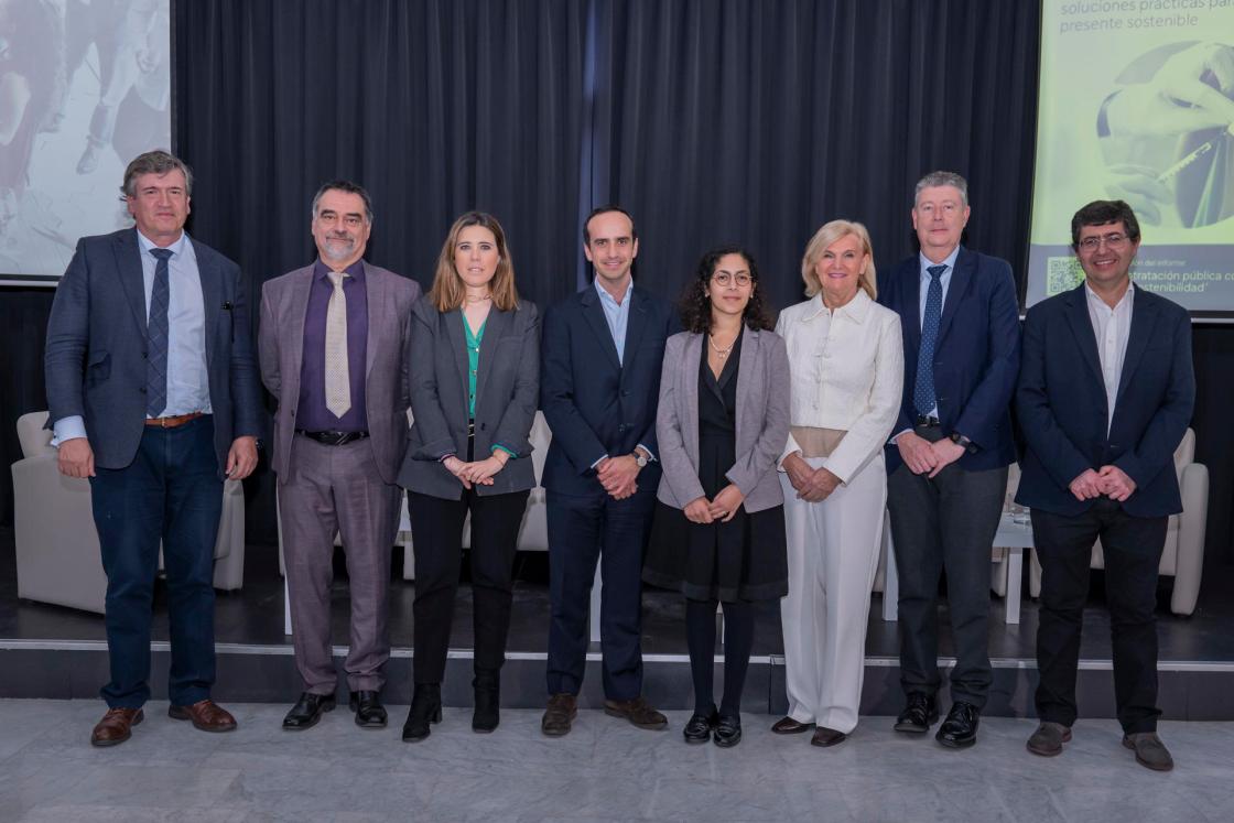 De izquierda a derecha: Gerardo García-Álvarez, miembro del Observatorio de Contratación Pública; José Antonio Forcada, presidente de ANENVAC; Pilar Jimeno, directora general de Inspección y Ordenación Sanitaria de la Comunidad de Madrid; Ignacio Sáez-Torres,director general de Vacunas de Sanofi; Lina Chakir, Associate Partner Healthcare System de Corporate Value Associates; María Neira, directora del departamento de Medio Ambiente, Cambio Climático y Salud de la OMS; José María Gimeno Feliu, director del Observatorio de Contratación; y Manuel Méndez, técnico responsable del programa de Vacunaciones del Gobierno de Aragón, en el Círculo de Bellas Artes de Madrid. EFE/IMAGEN CEDIDA POR SANOFI