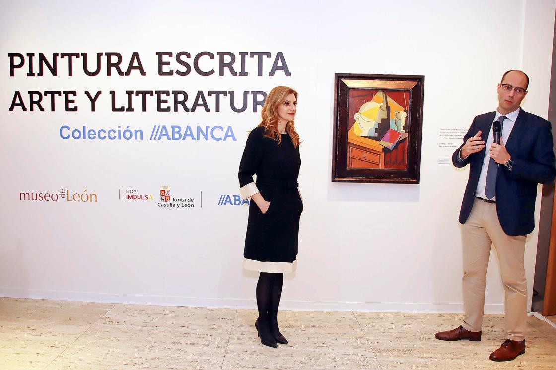 LEÓN, 21/03/2024.- La viceconsejera de Acción Cultural de la Junta de Castilla y León, Mar Sancho, y el responsable de Gestión de la Colección Abanca, Diego Cascón, durante la presentación de la exposición "La palabra escrita" este jueves en León. EFE/ J. Casares