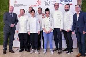 KACHRETI (GEORGIA), 02/03/2024.- El director general del Basque Culinary Center, Joxe Mari Aizega (d), y el viceconsejero de Agricultura, Pesca y Política Alimentaria del Gobierno Vasco, Bittor Oroz (i) posan con un grupo de chefs vascos que protagonizaron este sábado en el este de Georgia una jornada de fusión gastronómica, una iniciativa del Basque Culinary Center que contó con la presencia de más de 250 invitados. EFE/Misha Vignanski