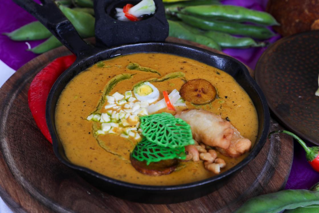 Fotografía de una sopa tradicional de pescado que se acostumbra a elaborar en semana santa con doce ingredientes, entre los que destacan granos andinos como el choclo, entre otras variedades de maíz, en Quito (Ecuador). EFE/José Jácome 