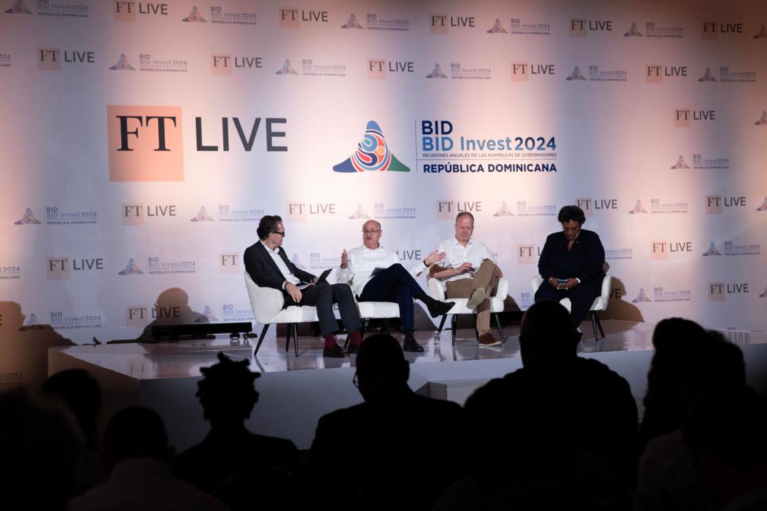 El presidente del BID, Ilan Goldfajn (2-i), participa en un conversatorio junto a la primera ministra de Barbados, Mia Mottley, y el ministro de Economía y Finanzas de Paraguay, Carlos Fernández(2-d), en el marco de la 64 edición de la Reunión Anual de la Asamblea de Gobernadores del Banco Interamericano de Desarrollo (BID), este jueves en Punta Cana (República Dominicana). EFE/Orlando Barría