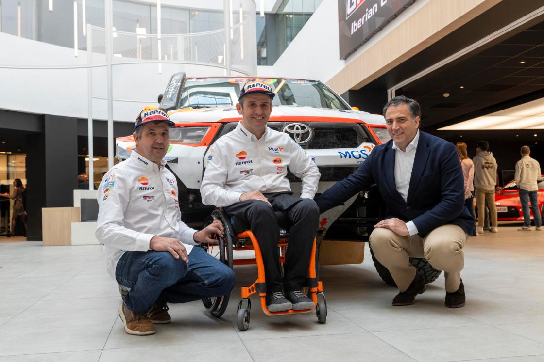 De izquierda a derecha: El copiloto Txema Villalobos, el piloto Isidre Esteve, y el CEO de Toyota España, Miguel Carsi, durante la presentación del programa deportivo de Toyota Gazoo Racing para 2024. EFE/TOYOTA/JOSE FERNÁNDEZ-PACHECHO/IMAGEN CEDIDA/CRÉDITO OBLIGATORIO