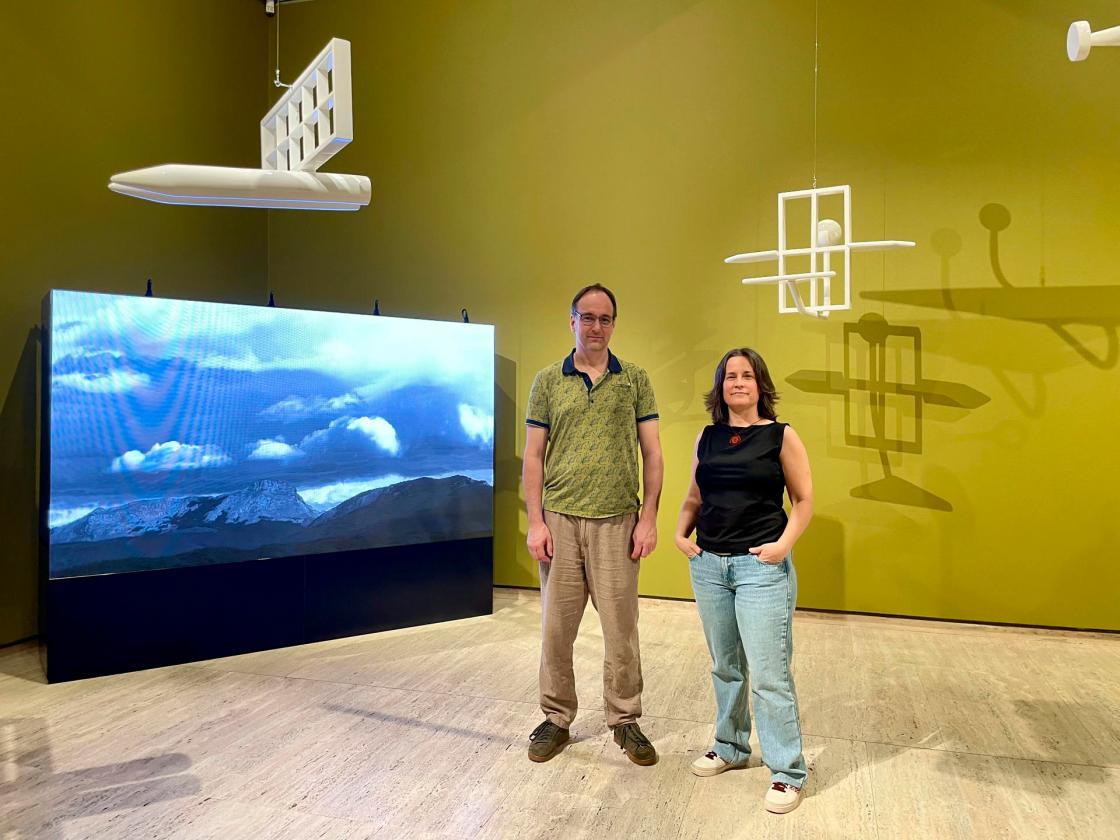 SÍDNEY (Australia), 07/04/2024.- La pareja artística conformada por la vasca Iratxe Jaio y su pareja neerlandesa Klaas van Gorkum han llevado una instalación sobre el bombardeo fascista de Guernica (1937) a la Bienal de Sídney para recordar que el legado del horror aún tiene "una actualidad terrorífica y lamentable". Así lo dijo a EFE la artista vizcaína al referirse a esta instalación multimedia que parte de las interpretaciones sobre el ataque aéreo a la "ciudad mártir" de la guerra civil española realizadas en 1937 por el pintor francés René Magritte en su cuadro 'Le Drapeau Noir' ('Bandera negra') y Pablo Picasso, en su emblemática obra 'Guernica' este jueves. EFE/Gonzalo Aguirregomezcorta
