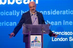 Francisco Ferreira, profesor de la London School of Economics, habla en el seminario Hacer frente a la desigualdad en América Latina y el Caribe, este jueves en Punta Cana (República Dominicana). EFE/Orlando Barría