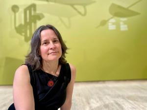 SÍDNEY (Australia), 07/04/2024.- La artista vasca Iratxe Jaio y su pareja han llevado una instalación sobre el bombardeo fascista de Guernica (1937) a la Bienal de Sídney para recordar que el legado del horror aún tiene "una actualidad terrorífica y lamentable". Así lo dijo a EFE la artista vizcaína al referirse a esta instalación multimedia que parte de las interpretaciones sobre el ataque aéreo a la "ciudad mártir" de la guerra civil española realizadas en 1937 por el pintor francés René Magritte en su cuadro 'Le Drapeau Noir' ('Bandera negra') y Pablo Picasso, en su emblemática obra 'Guernica'. EFE/Gonzalo Aguirregomezcorta