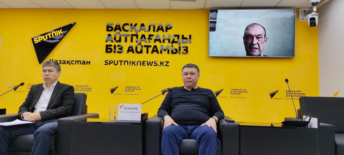 Astana (Kazajistán) 04/03/2024.- Mesa redonda sobre el impacto de la construcción del canal Qosh Tepa en Afganistán en el suministro de agua en Asia Central el 28 de febrero. Aibek Manabaev, productor de Sputnik Kazajstán (i), Ruslan Kazkenov, experto jefe del Centro Internacional Este-Oeste de Predicción Geopolítica de Kazajstán (c) y Abdusamat Jaidárov, doctor en Ciencias Políticas y director de la Academia Diplomática de la Universidad de Economía Mundial y Diplomacia de Uzbekistán (d) por videollamada. EFE/Sputnik Kazajistán