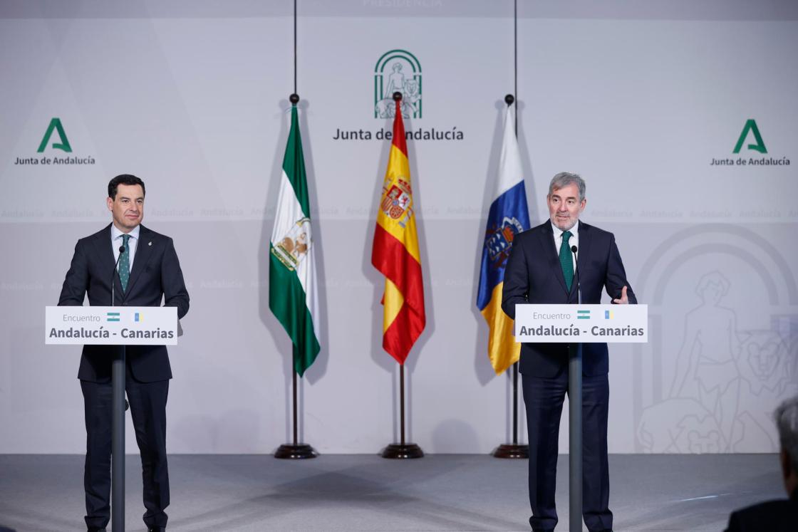 GRAFAND9587. SEVILLA, 06/03/2024.-Los presidentes de la Junta de Andalucía, Juanma Moreno (PP) (i) y el del Gobierno de Canarias, Fernando Clavijo (CC), durante la rueda de prensa tras la reunión mantenida este miércoles en el Palacio de San Telmo en Sevilla. EFE/José Manuel Vidal