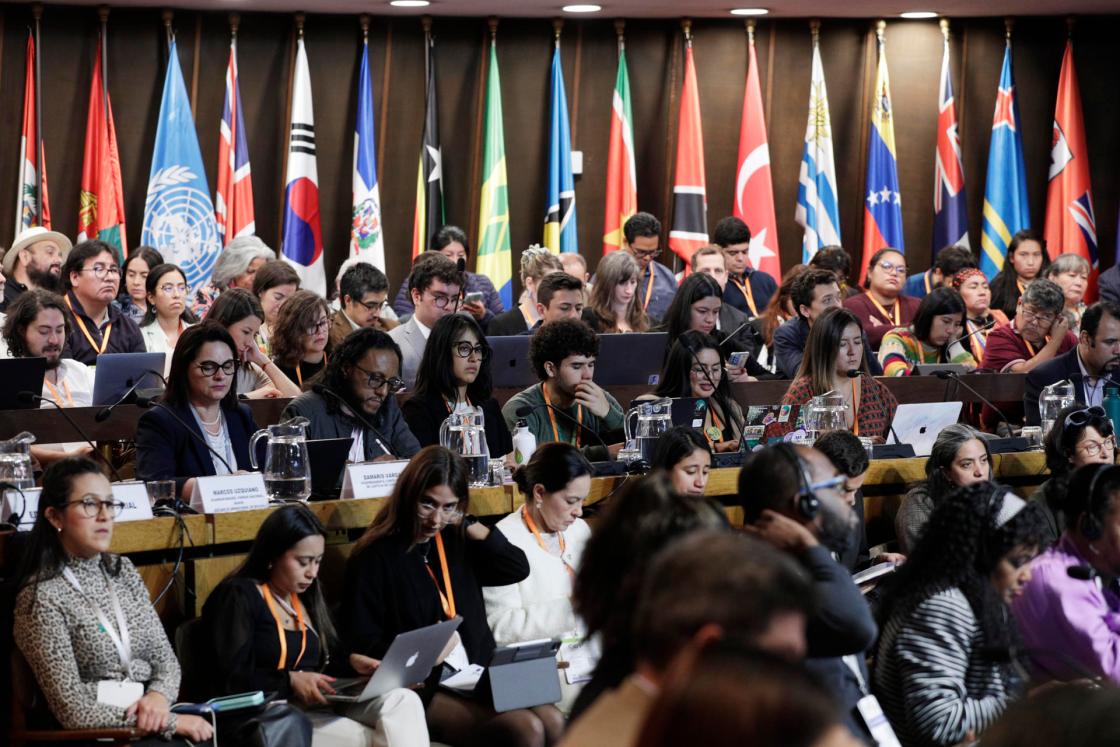 Personas de distintas nacionalidades participan de la tercera reunión de la Conferencia de las Partes del Acuerdo de Escazú, este miércoles en Santiago (Chile). EFE/ Elvis González