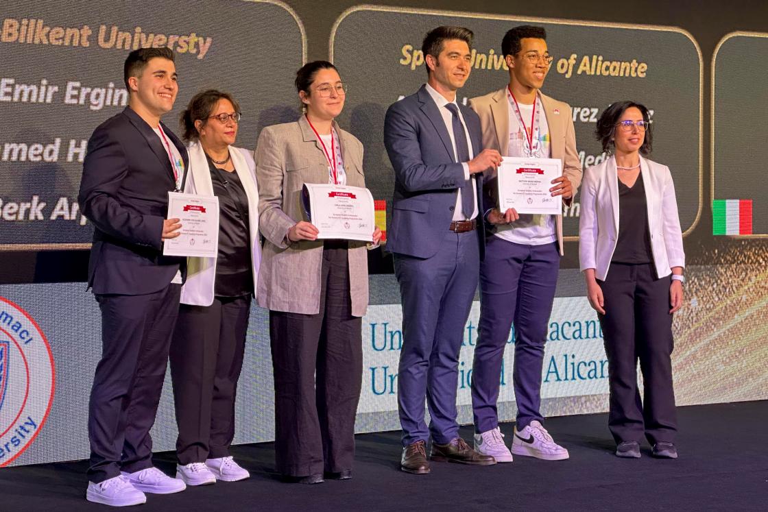 ESTAMBUL (TURQUÍA), 26/04/2024.- Estudiantes de Alicante y Valladolid han sido premiados por sus proyectos innovadores con Inteligencia Artificial (IA) y desempeño en el campo de las telecomunicaciones por la tecnológica Huawei, que los reconoció como el futuro de la transformación digital y entre "las mentes más brillantes de Europa". En la imagen Matthiew Brako (2d), Alejandro Álvarez (i) y Carla López (3i), españoles galardonados en la fase europea de la Competición ICT de Huawei en Estambul. EFE/Laura P. Gutiérrez