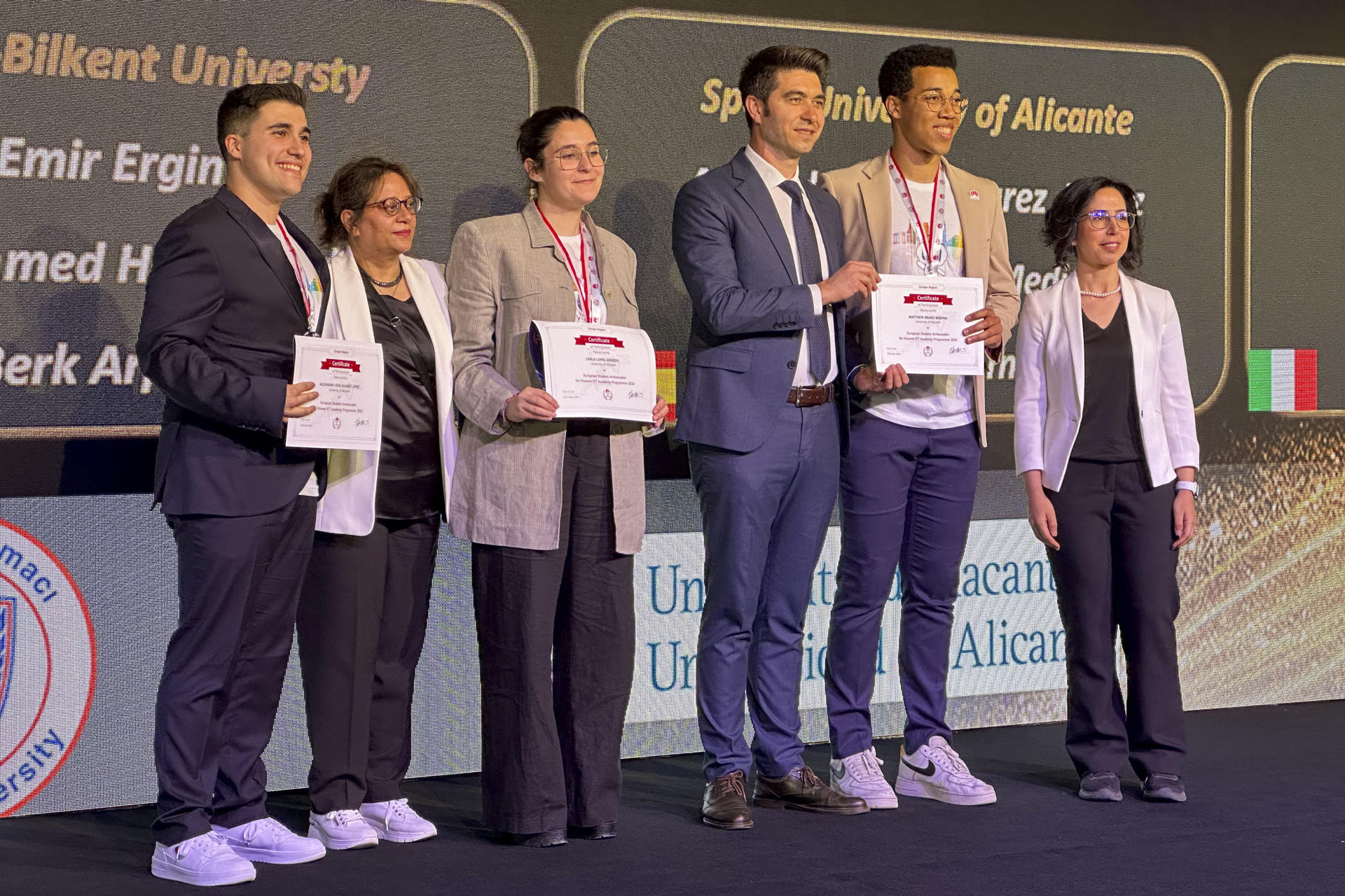 ESTAMBUL (TURQUÍA), 26/04/2024.- Estudiantes de Alicante y Valladolid han sido premiados por sus proyectos innovadores con Inteligencia Artificial (IA) y desempeño en el campo de las telecomunicaciones por la tecnológica Huawei, que los reconoció como el futuro de la transformación digital y entre "las mentes más brillantes de Europa". En la imagen Matthiew Brako (2d), Alejandro Álvarez (i) y Carla López (3i), españoles galardonados en la fase europea de la Competición ICT de Huawei en Estambul. EFE/Laura P. Gutiérrez