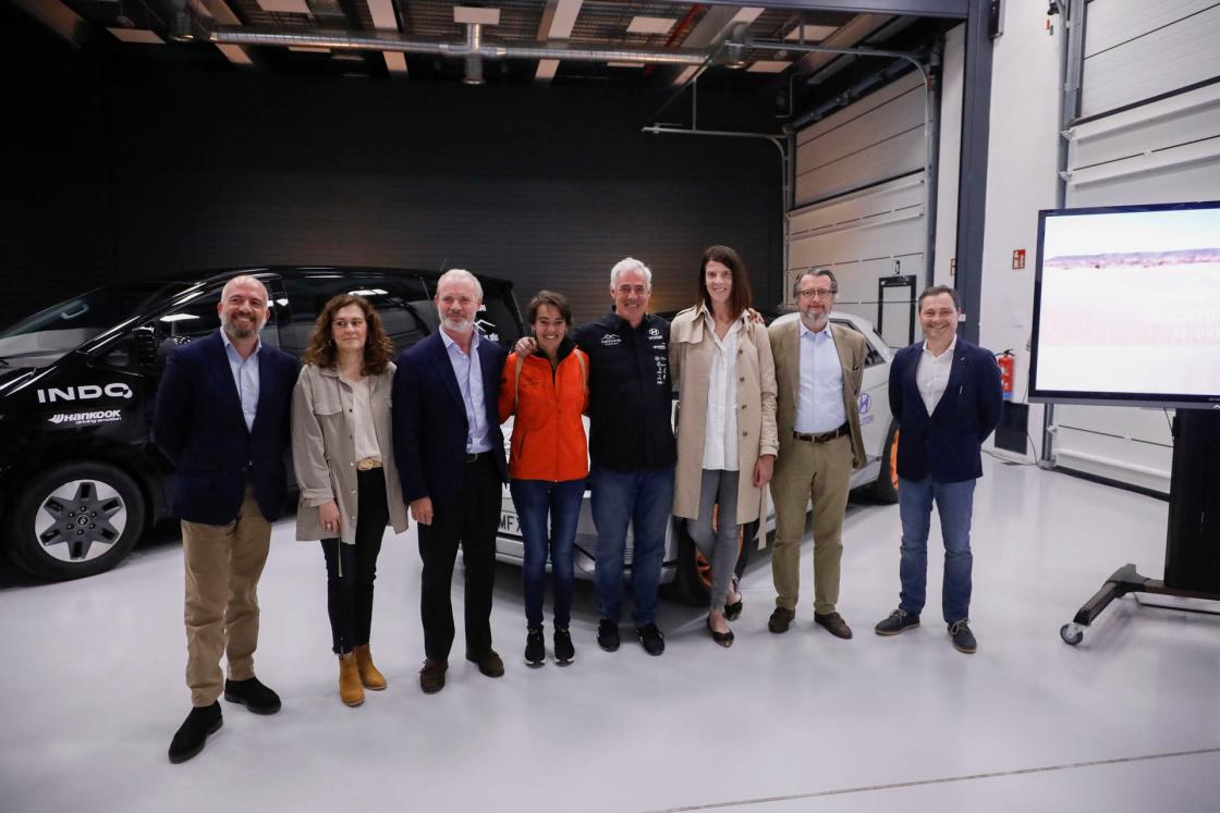 MADRID, 18/04/2024.- La iniciativa solidaria ‘El Desierto de los Niños’ ha celebrado este jueves el acto de conmemoración de su veinte aniversario en el que han rememorado la evolución de un proyecto en el que han participado más de 7.500 niños españoles de entre 5 y 14 años en diferentes travesías por el sur de Marruecos. En la imagen, Leopoldo Satrustegui (3i), presidente y CEO de Hyundai España, posa junto a otros invitados en el acto del 20 aniversario del proyecto, patrocinado por la marca automovílistica, este jueves en Madrid. EFE/ David Fernández