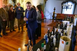 SEVILLA, 04/04/2024.- El presidente de la Diputación de Sevilla, Javier Fernández (2-i), se interesa por algunas botellas antes de la entrega de los IX premios Vinosy licores de la provincia de Sevilla, que han tenido lugar esta tarde en el consulado de Portugal de la capital andaluza. EFE/Raúl Caro