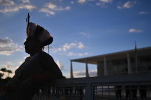 Un indígena participa en la marcha del Acampamento Terra Livre (Campamento Tierra Libre), el 25 de abril de 2024 frente al Palacio de Planalto en Brasilia (Brasil). EFE/Andre Borges