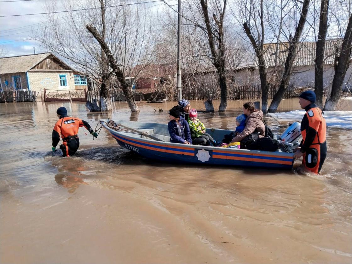 AKMOLA, (KAZAKHSTAN) 04/13/2024 - Rescue workers evacuate citizens in the Akmola region, Kazakhstan. Some 100,000 people, more than a third of them children, have been evacuated from regions affected by the worst floods recorded in Kazakhstan in the last 80 years.- EFE/ Kazakhstan Emergency Situations EDITORIAL USE ONLY/AVAILABLE ONLY TO ILLUSTRATE THE ACCOMPANYING NEWS (MANDATORY CREDIT)