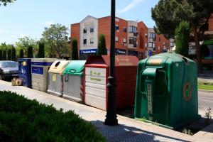 Imagen de archivo de contenedores para el reciclaje en una calle de Madrid. EFE/ Zipi