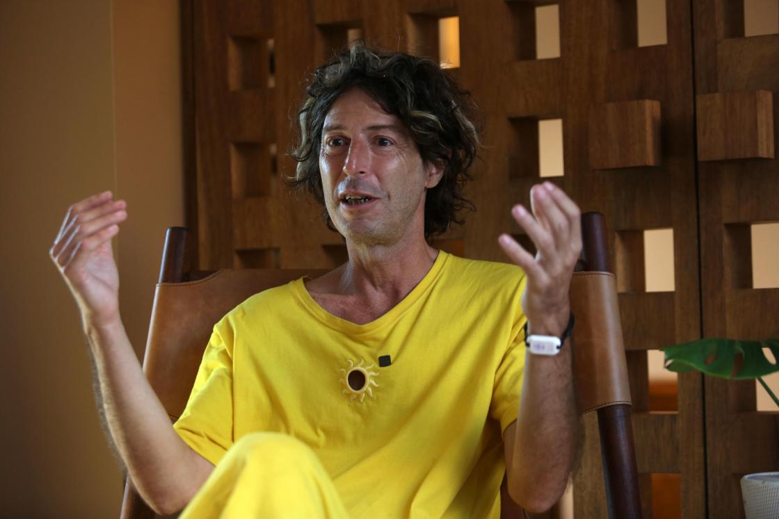 El compositor y cantante argentino Andy Chango habla durante una entrevista con EFE en Playa del Carmen, en Quintana Roo (México). EFE/ Alonso Cupul