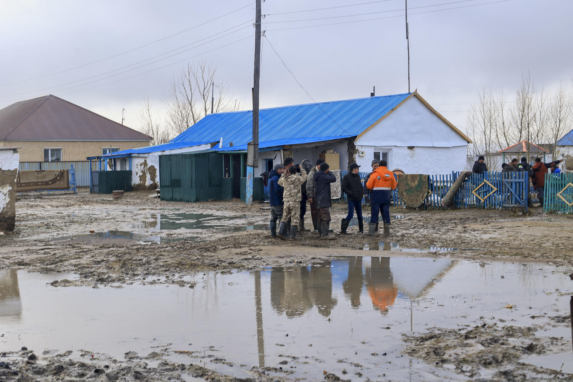 People organize to clean a flooded area due to the onset of spring and active thawing in Kazakhstan. EFE/Kazakhstan Ministry of Emergency Situations EDITORIAL USE ONLY/AVAILABLE ONLY TO ILLUSTRATE THE ACCOMPANYING NEWS STORY (MANDATORY CREDIT)