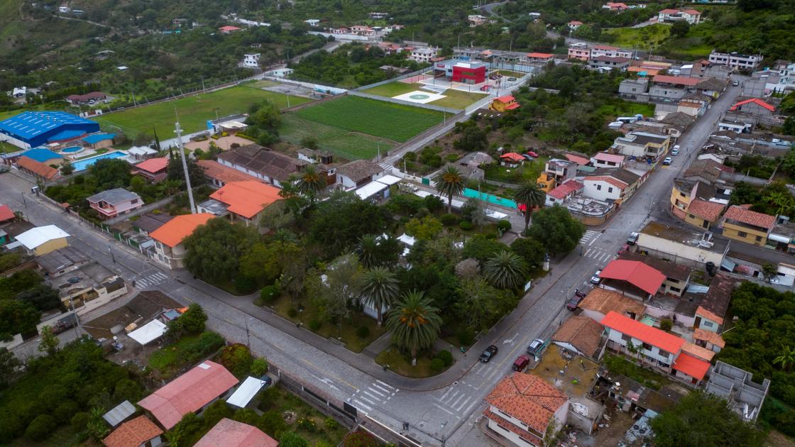 Fotografía aérea de la población de Perucho (Ecuador). La Ruta Escondida de Quito alberga tesoros en forma de historia, cultura, naturaleza y gastronomía a la espera de ser encontrados por los turistas que se adentren a Puéllaro, Perucho, Chavezpamba, Atahualpa y San José de Minas, las cinco parroquias rurales de la capital ecuatoriana que la integran. EFE/ José Jácome