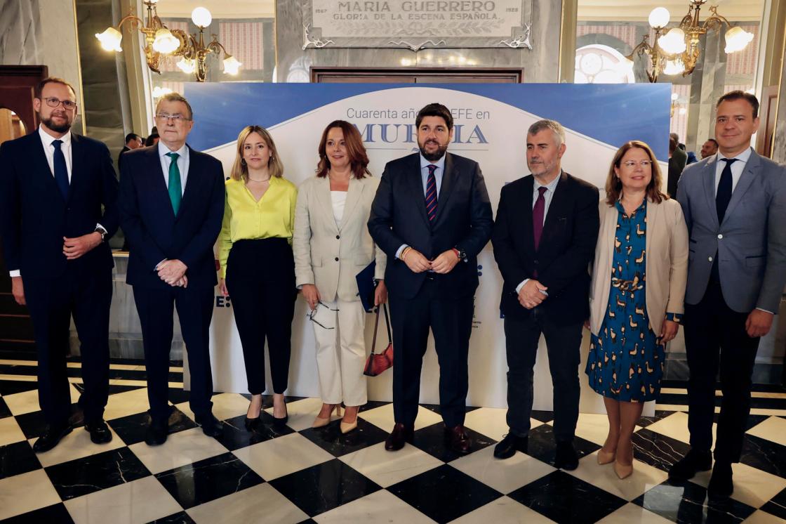MURCIA, 15/04/2024.- De izqda. a dcha. El concejal del Ayuntamiento, José Guillén; el alcalde de Murcia, José Ballesta; la consejera de Política Social, Concepción Ruiz; la delegada de EFE en Murcia, Celia Cantero; el presidente de la Región, Fernando López Miras; el presidente de la Agencia EFE, Miguel Ángel Oliver; la presidenta de la Asamblea, Visitación Martínez, y el consejero del gobierno regional, Marcos Ortuño, durante la inauguración de los actos conmemorativos del 40 aniversario de la implantación de la Agencia EFE en la Región de Murcia, este lunes en el Teatro Romea de Murcia. EFE/Juan Carlos Caval