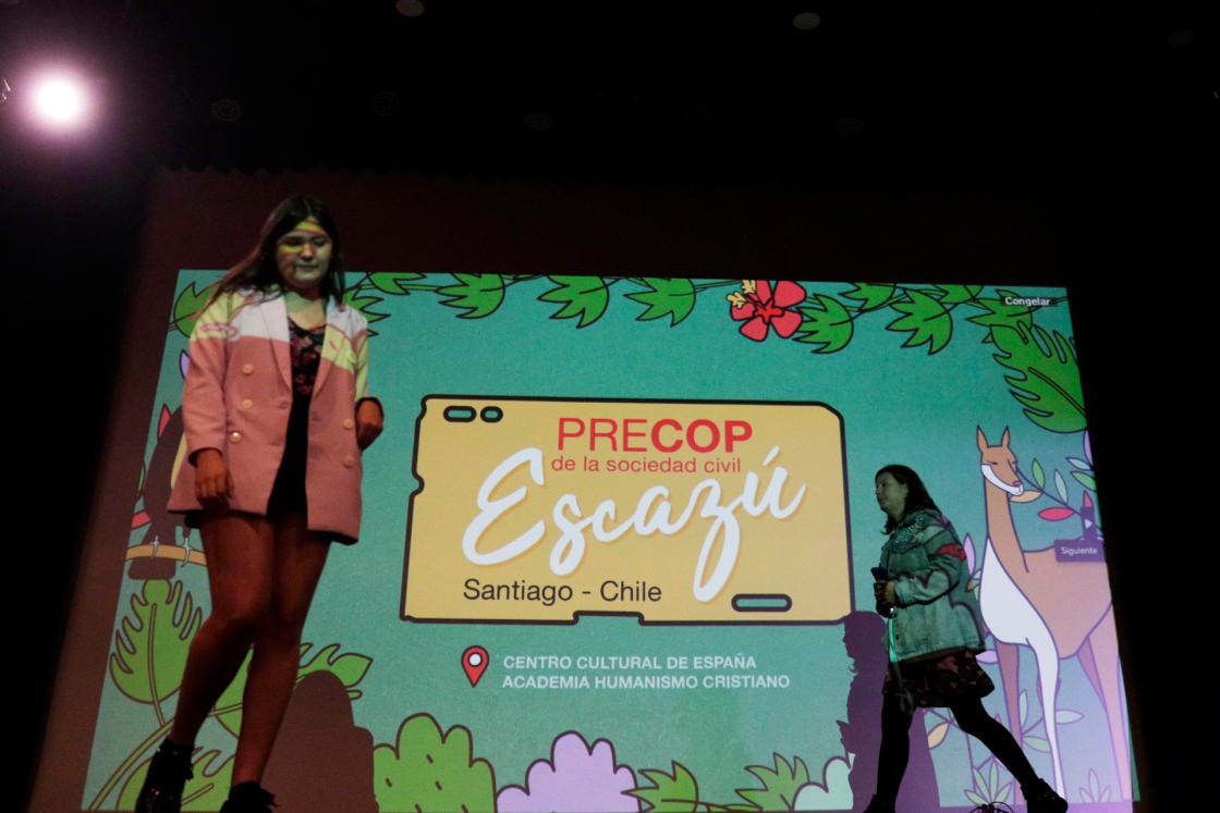 Asistentes participan en la ceremonia de inauguración de la Pre COP (Conferencia de las Partes de Escazú), que consiste en charlas sobre derecho y cuidado medioambiental, y paneles de conversación sobre el tratado de Escazú, este viernes en Santiago (Chile). EFE/ Elvis González