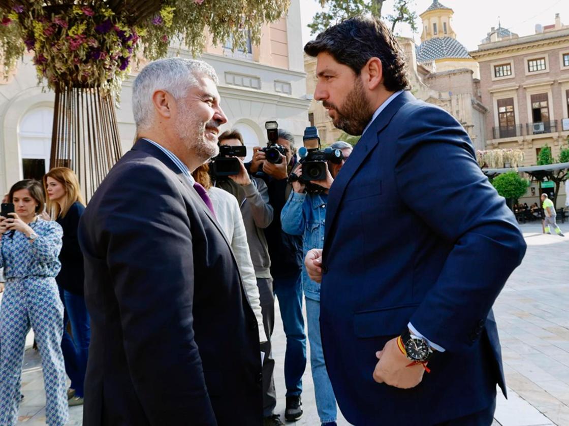 MURCIA, 15/04/2024.- El presidente regional, Fernando López Miras, conversa con el presidente de la Agencia EFE, Miguel Ángel Oliver, durante la inauguración de los actos conmemorativos del 40 aniversario de la implantación de la Agencia EFE en la Región de Murcia, este lunes en el Teatro Romea de Murcia. EFE/Juan Carlos Caval