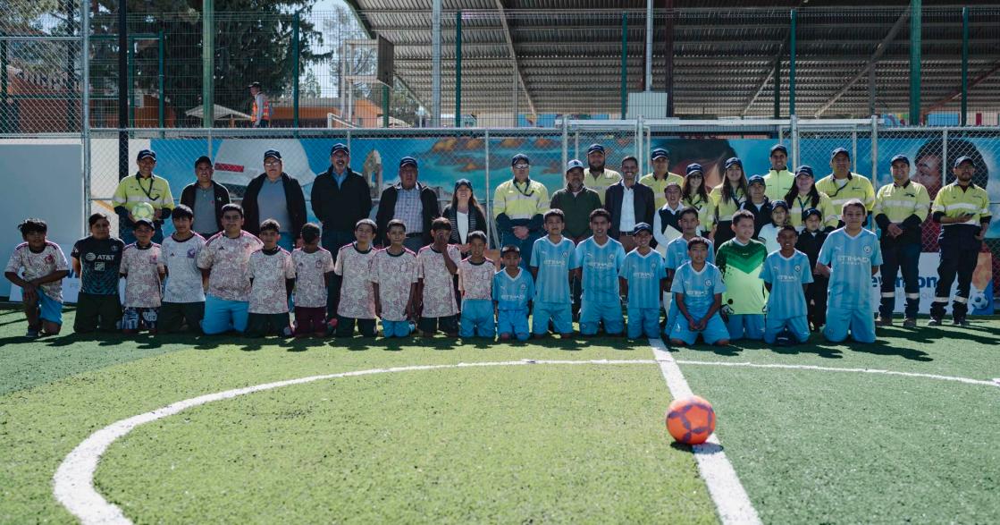 En línea con el propósito de Newmont de mejorar la vida de las personas haciendo minería responsable, esta cancha beneficiará a más de 270 niños, niñas y jóvenes de la región, y representa una inversión de 13.6 millones de pesos.SOLO USO EDITORIAL/ EFE