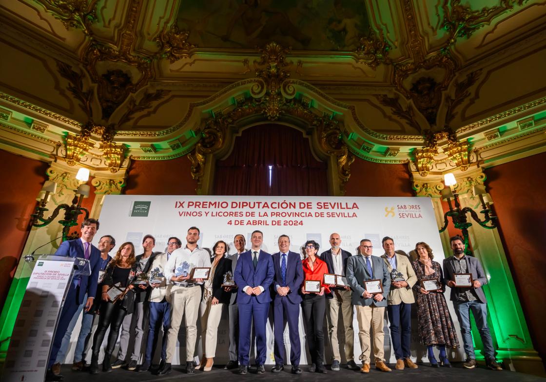 SEVILLA, 04/04/2024. - Fotografía de familia con las doce medallas, cinco de oro y siete de plata, durante la entrega de los IX premios Vinos y licores de la provincia de Sevilla, que han tenido lugar esta tarde en el consulado de Portugal de la capital andaluza y en el que se han entregado además cinco distinciones a los mejores vinos y licores de la provincia. EFE/Raúl Caro