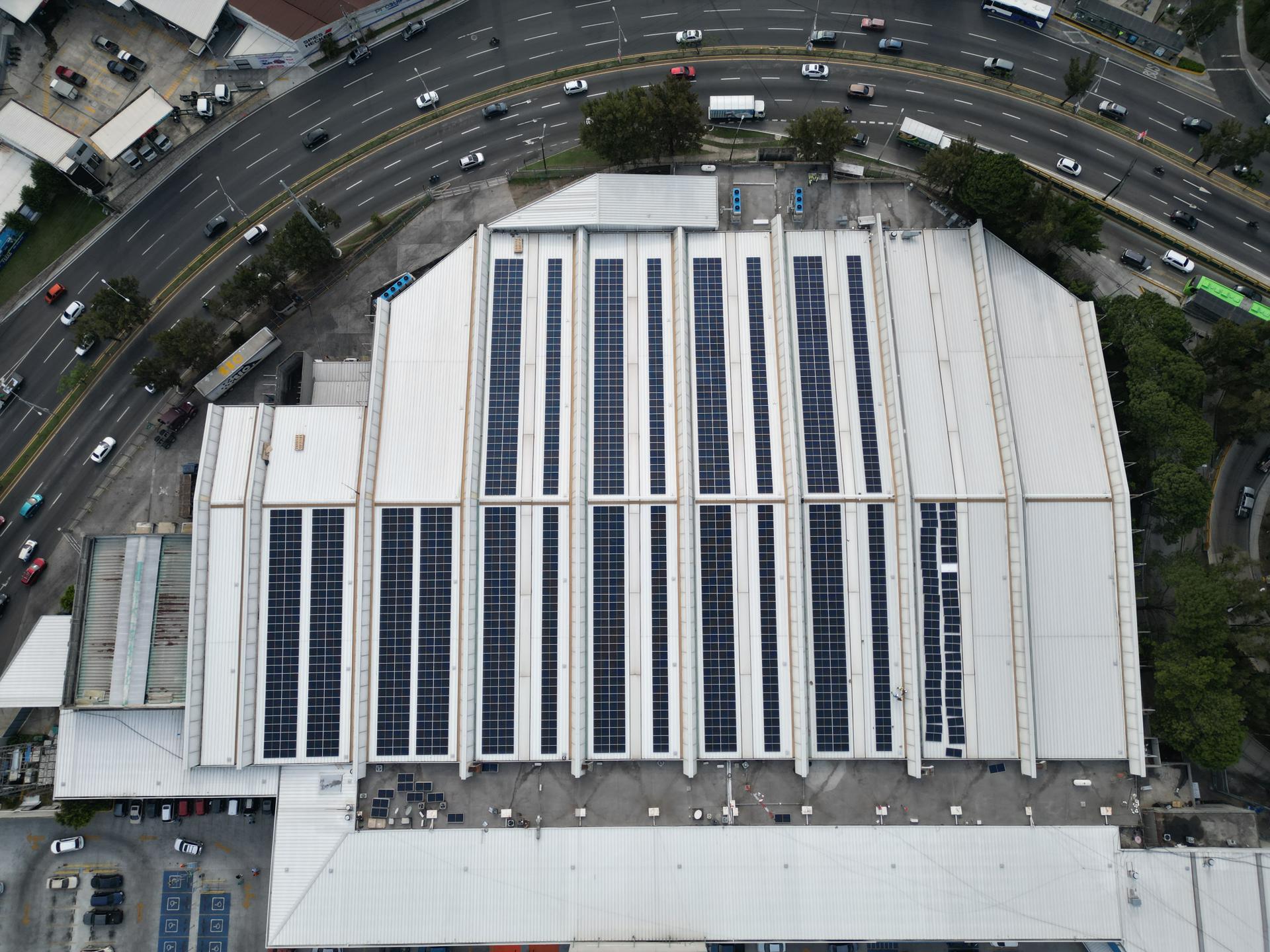 Las empresas mexicanas pueden reducir sus facturas de energía y avanzar en sus iniciativas de sostenibilidad con energía solar. SOLO USO EDITORIAL /EFE